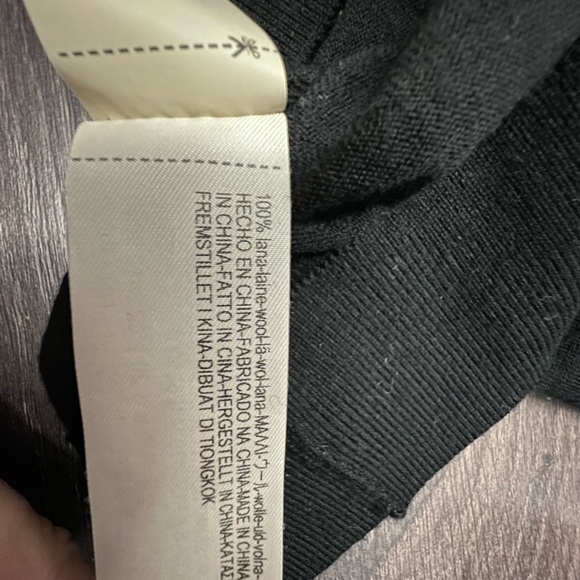 Massimo Dutti Medium Black V-Neck 100% Merino Wool Sweater - Picture 12 of 12